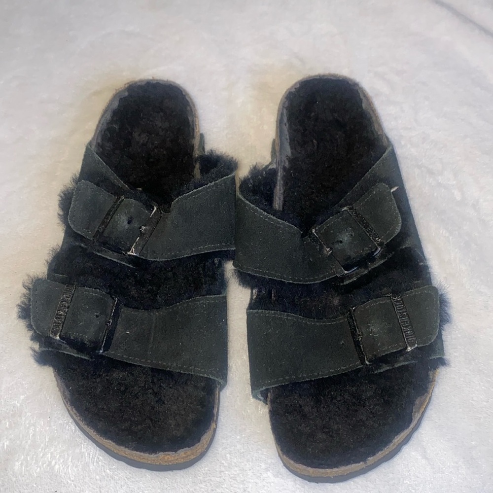 Birkenstocks Arizona black with shearling fur.size 8